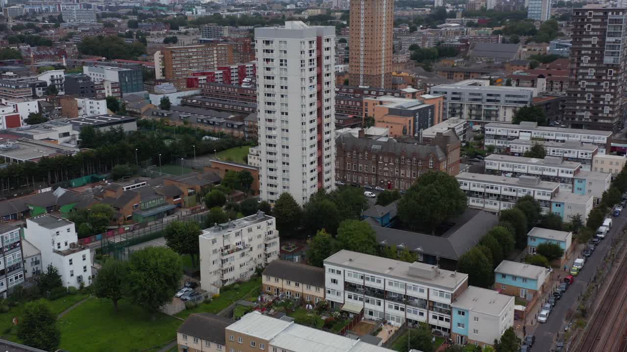 向前飞在大城市附近。倾斜显示住宅的全景。英国伦敦视频素材