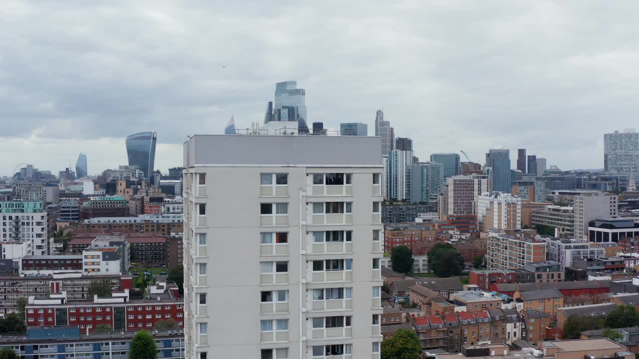 向前飞过高楼的顶端。城市商业中心标志性摩天大楼的全景。英国伦敦视频素材