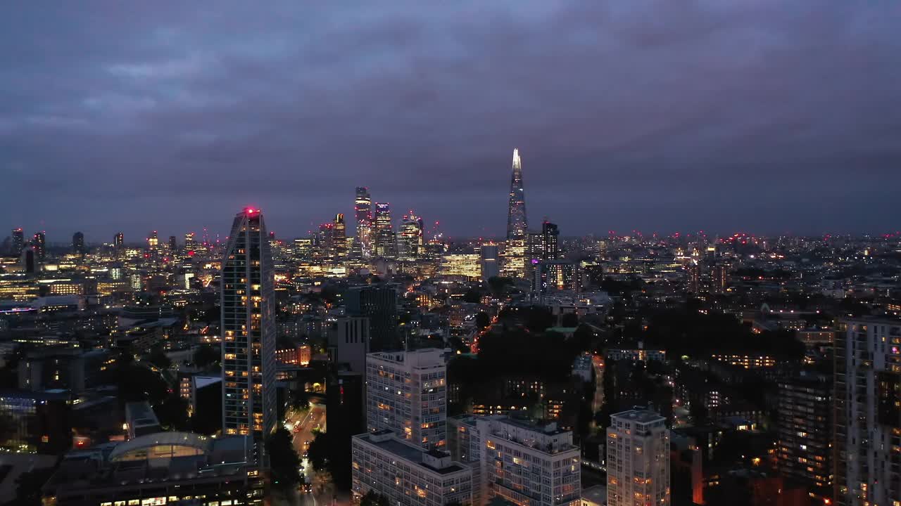 夜城全景与市中心的摩天大楼。高层建筑顶部向后展示。英国伦敦视频素材