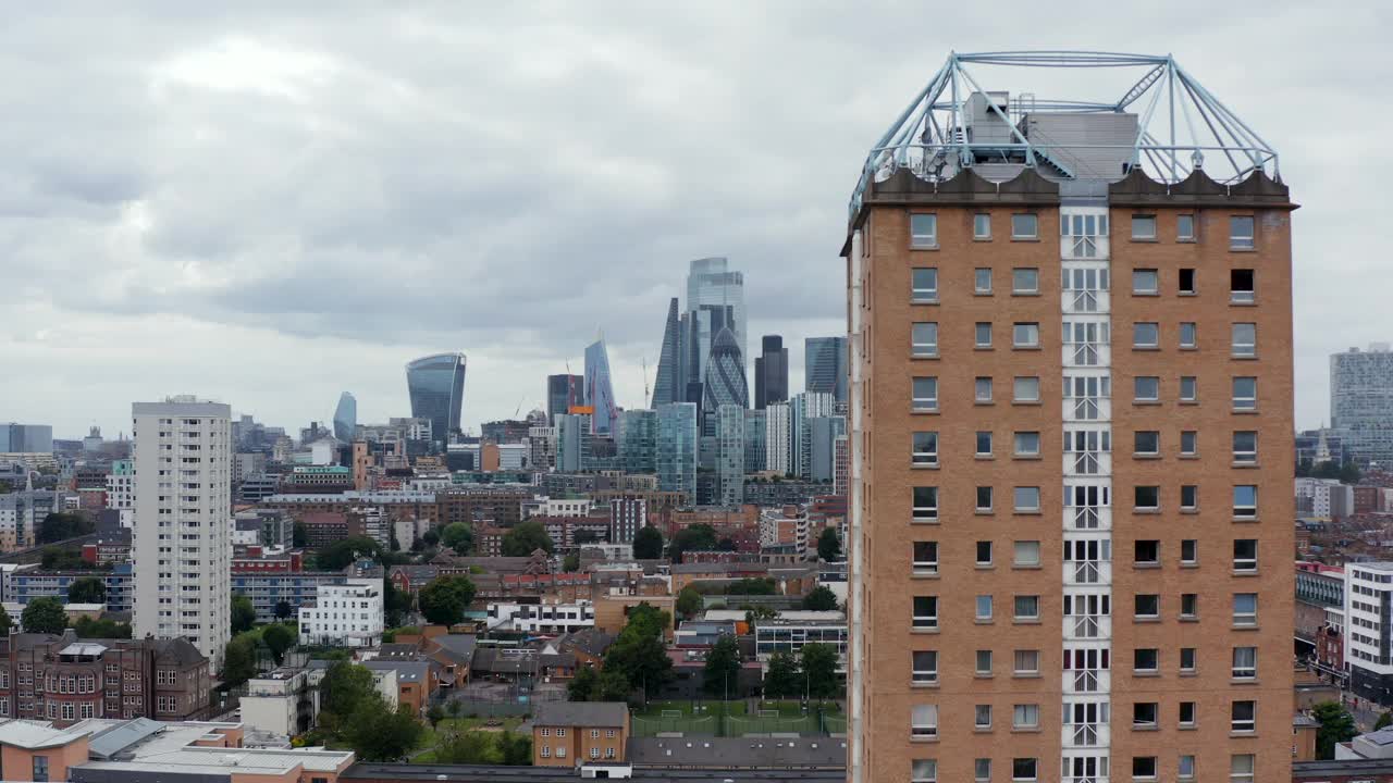 前方在市区上空飞行。背景是一组现代化的市中心建筑。英国伦敦视频素材