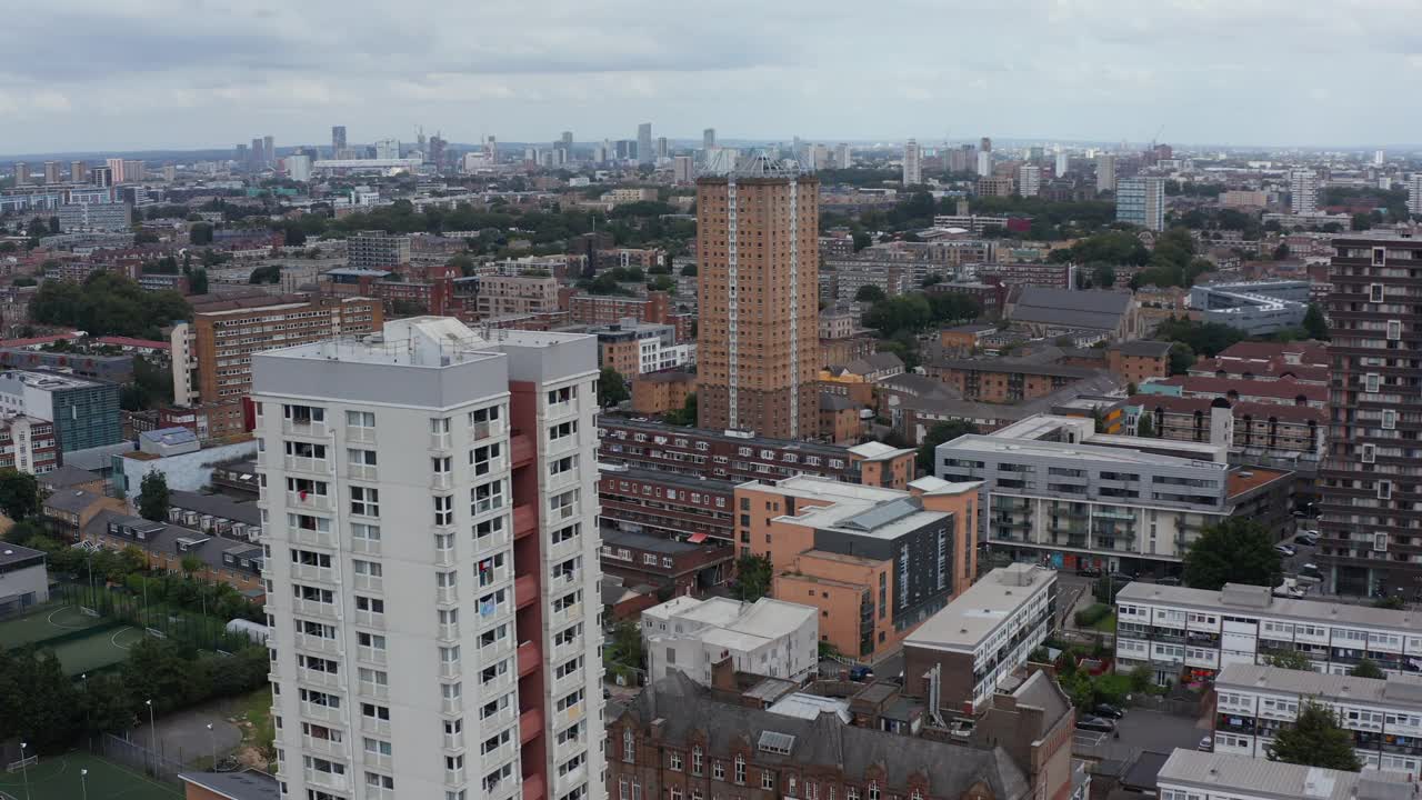 前方在市区上空飞行。几座高耸于其他开发项目之上的高层建筑。英国伦敦视频素材