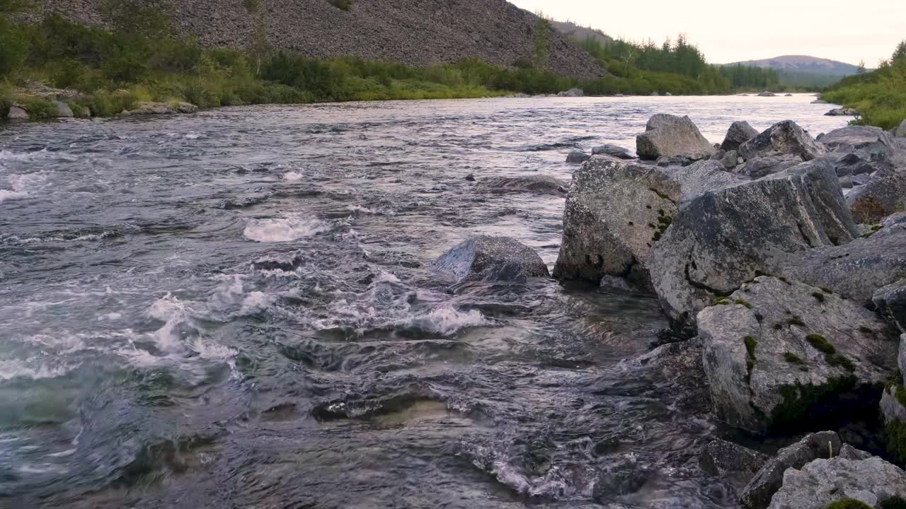 缓慢运动的水流在一个山河的特写视频素材