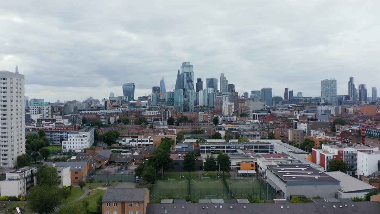 城市发展的全景，以现代设计的高层办公楼为背景。英国伦敦视频素材