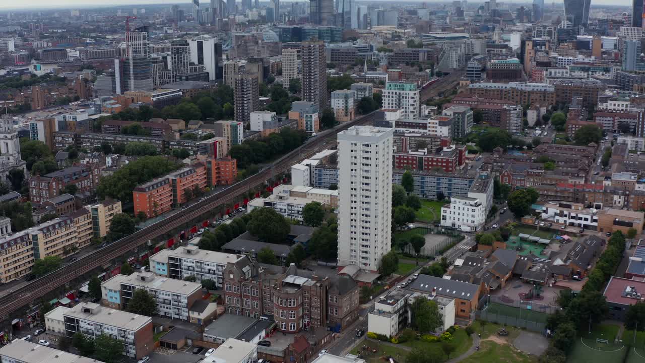 前方在市区上空飞行。倾斜显示城市景观与摩天大楼在地平线上。英国伦敦视频素材