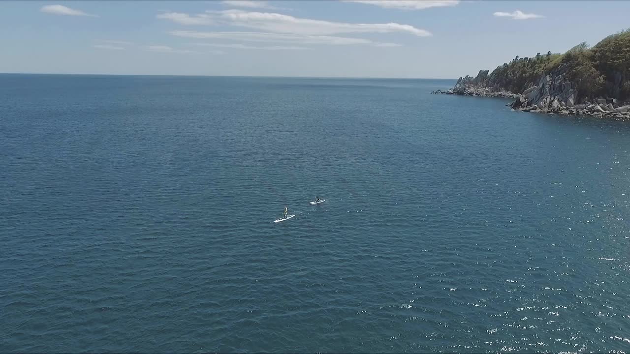 无人机拍摄的两名男子在加勒比海热带水域的行动视频素材