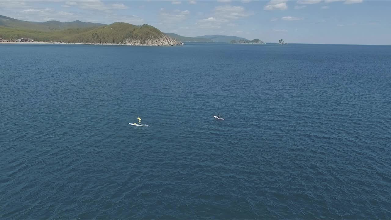 无人机拍摄的两名男子在加勒比海热带水域的行动视频素材