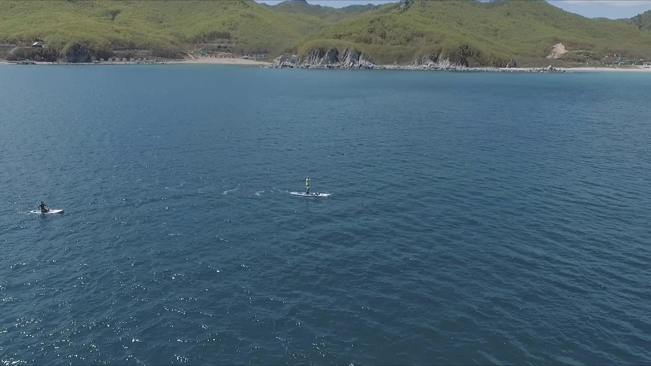 无人机拍摄的两名男子在加勒比海热带水域的行动视频素材