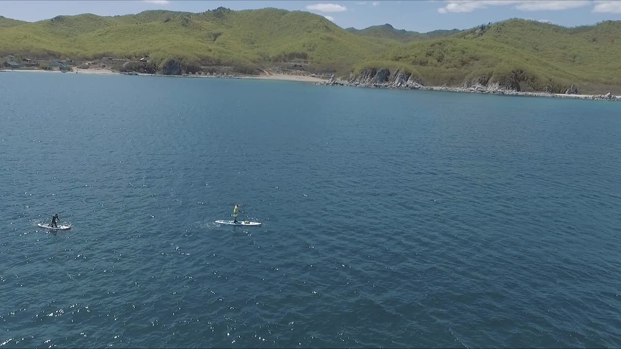 无人机拍摄的两名男子在加勒比海热带水域的行动视频素材