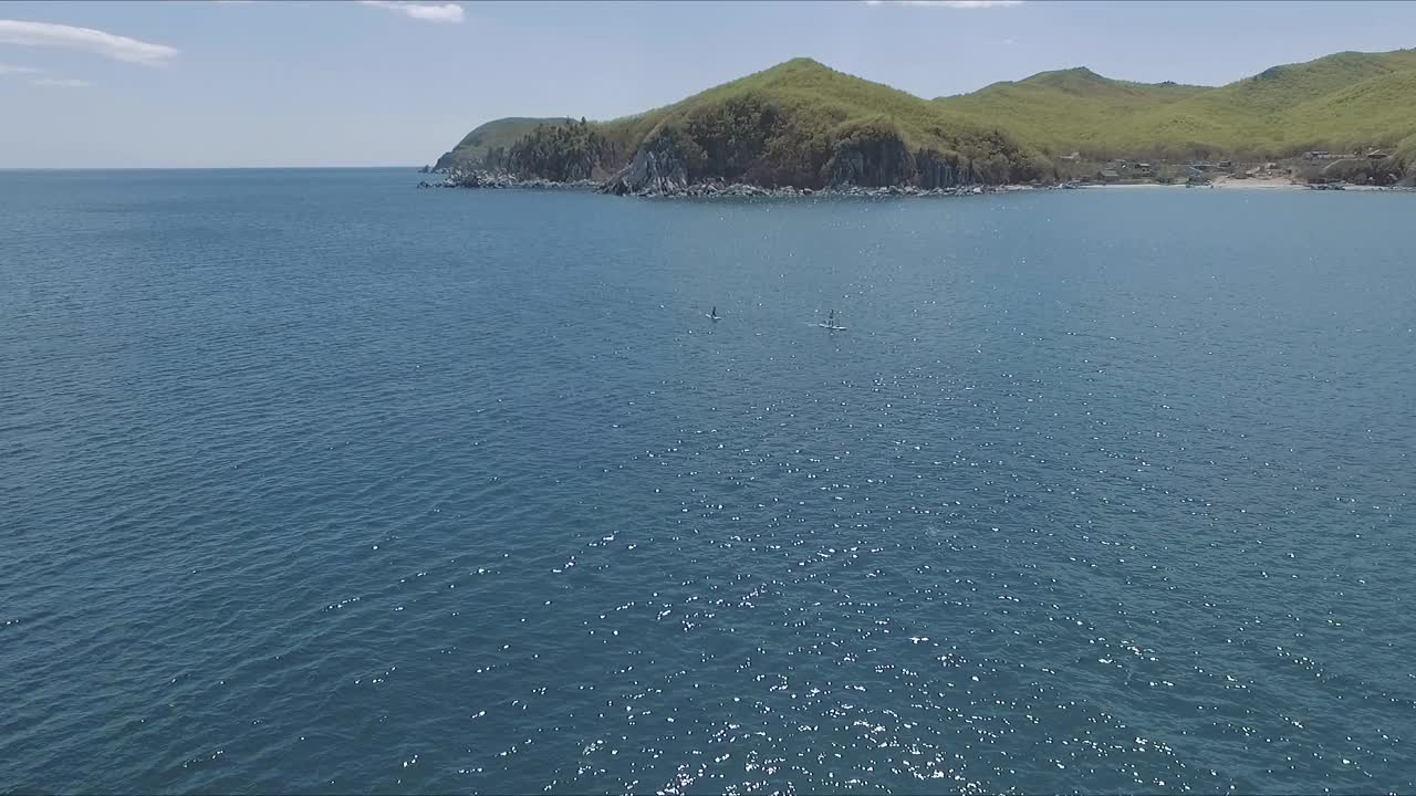 无人机拍摄的两名男子在加勒比海热带水域的行动视频素材