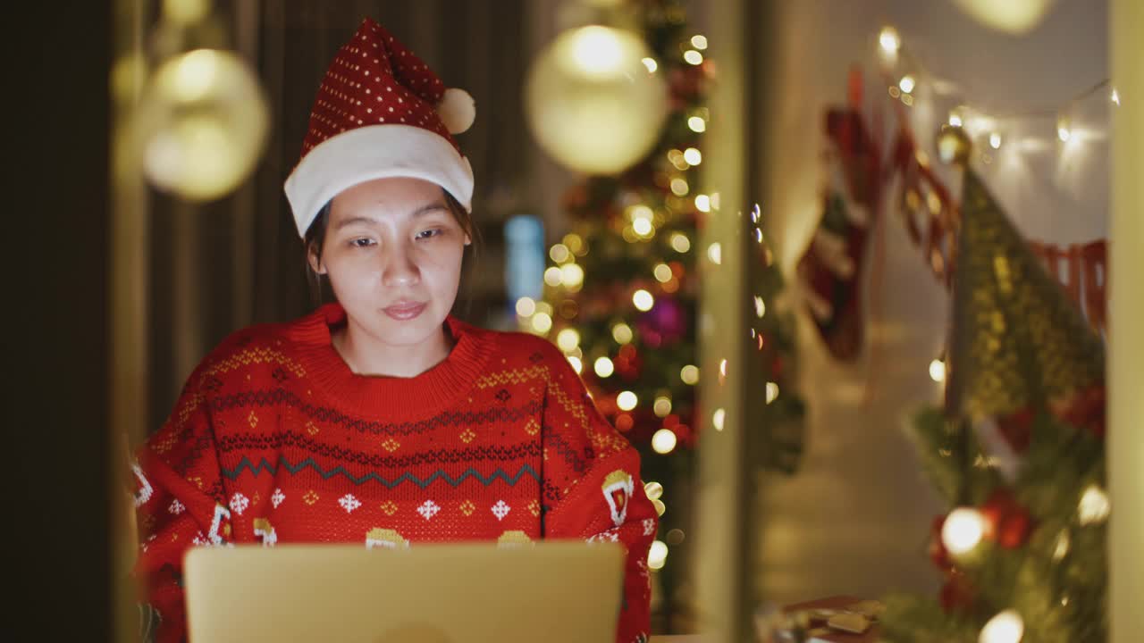 圣诞节期间使用笔记本电脑的女人。视频素材