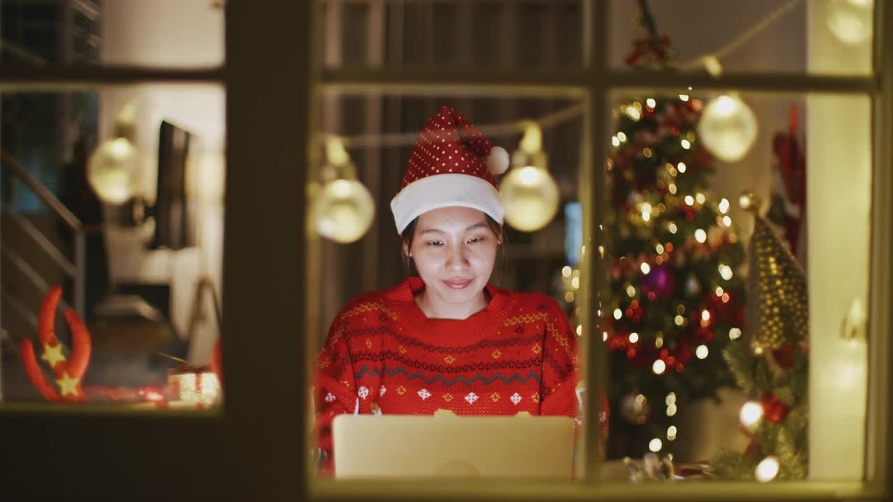 圣诞节期间使用笔记本电脑的女人。视频素材