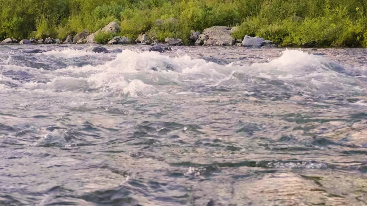 缓慢运动的水流在一个山河的特写视频素材