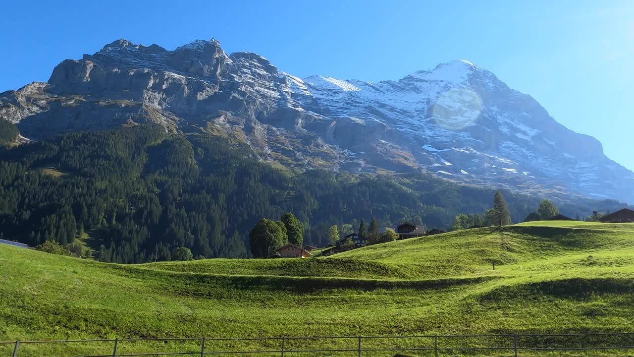 火车穿过高山草甸的风景视频素材