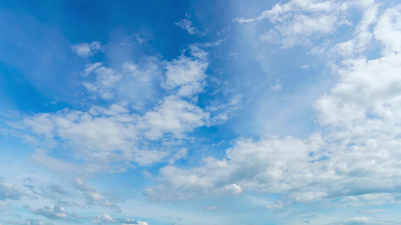 4K时间流逝，美丽的空气气氛明亮的蓝天天气自然背景抽象清晰的纹理与白云夏天的太阳天。视频素材