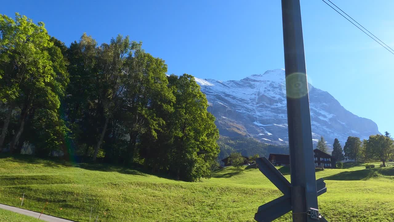 火车穿过高山草甸的风景视频素材