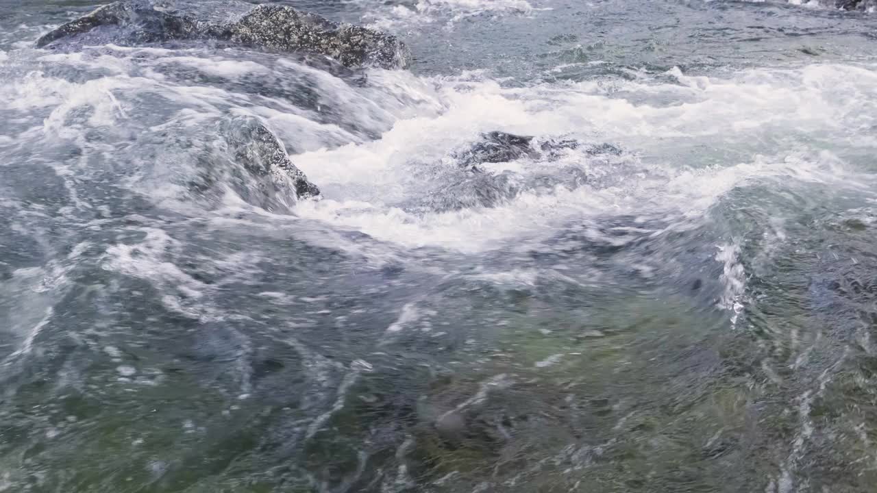 缓慢运动的水流在一个山河的特写视频素材