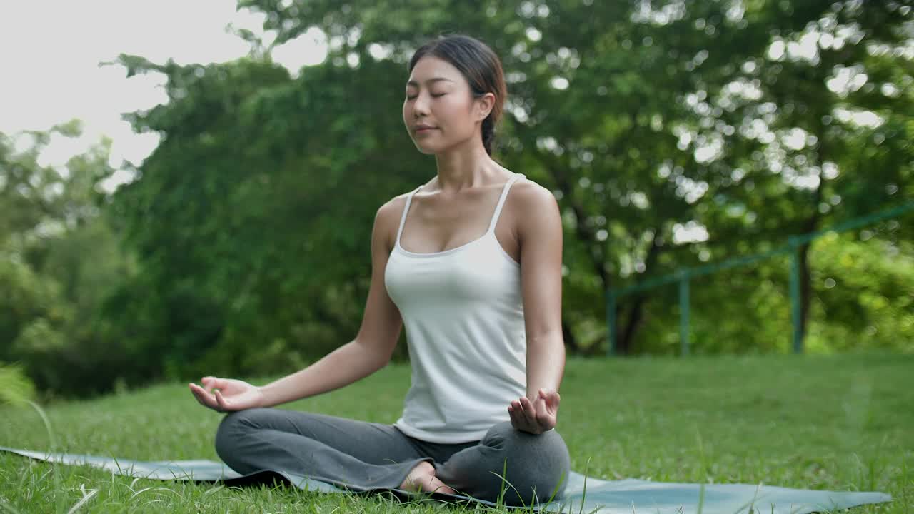 肖像亚洲女人迷人的练习瑜伽视频素材