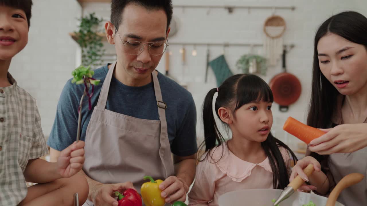 健康的烹饪可以很有趣视频素材