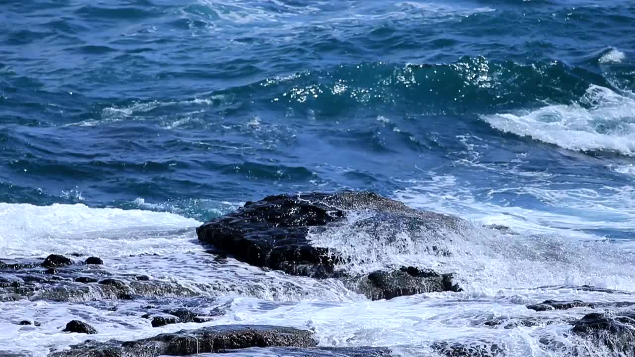 海水撞击暗礁视频素材