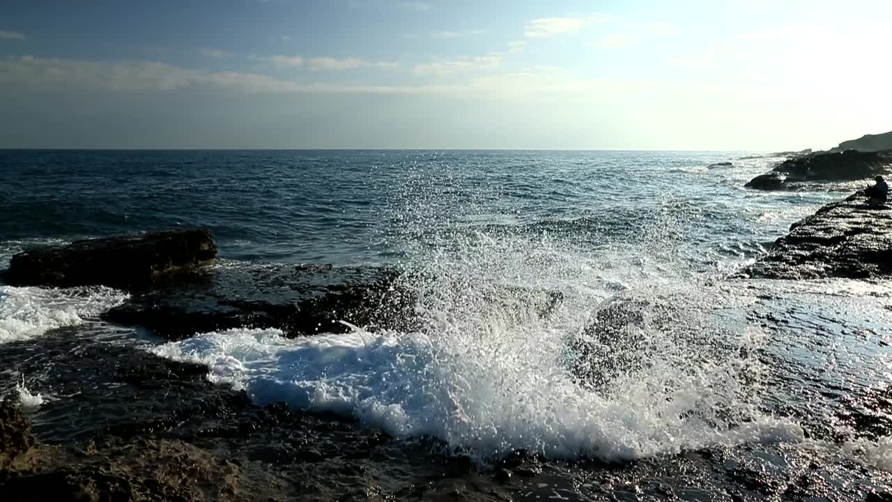 海水撞击暗礁视频下载