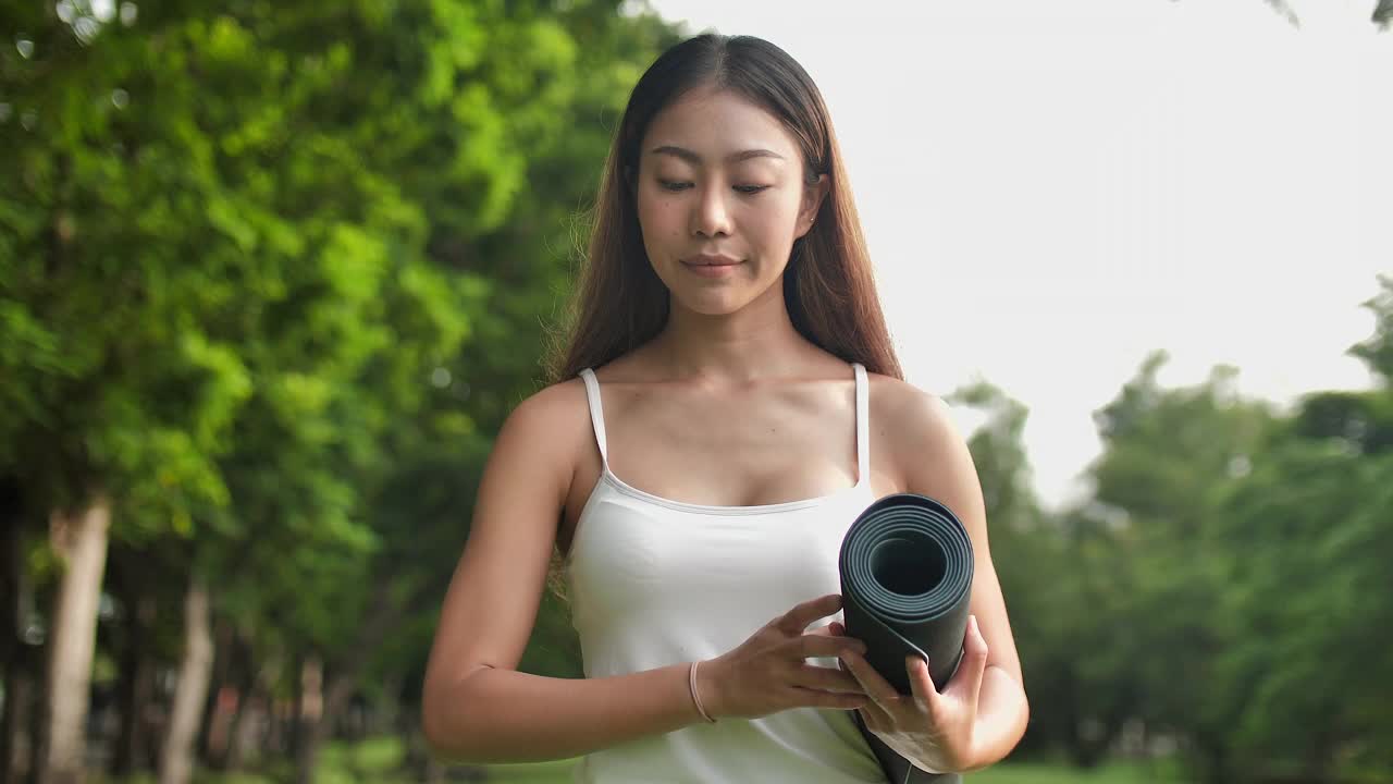 肖像亚洲女人迷人的练习瑜伽视频素材