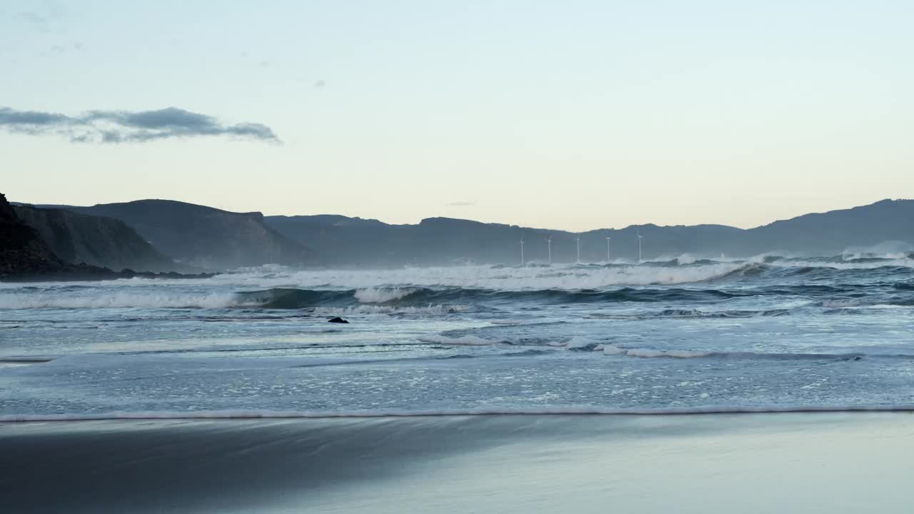 日出时海浪拍打着海滩视频素材