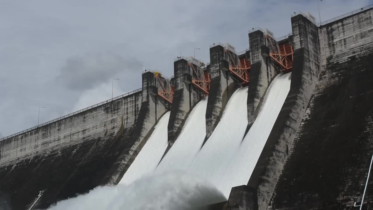 洪水从泰国Khun Dan Prakarn Chon巨大的混凝土大坝的闸门飞溅视频素材