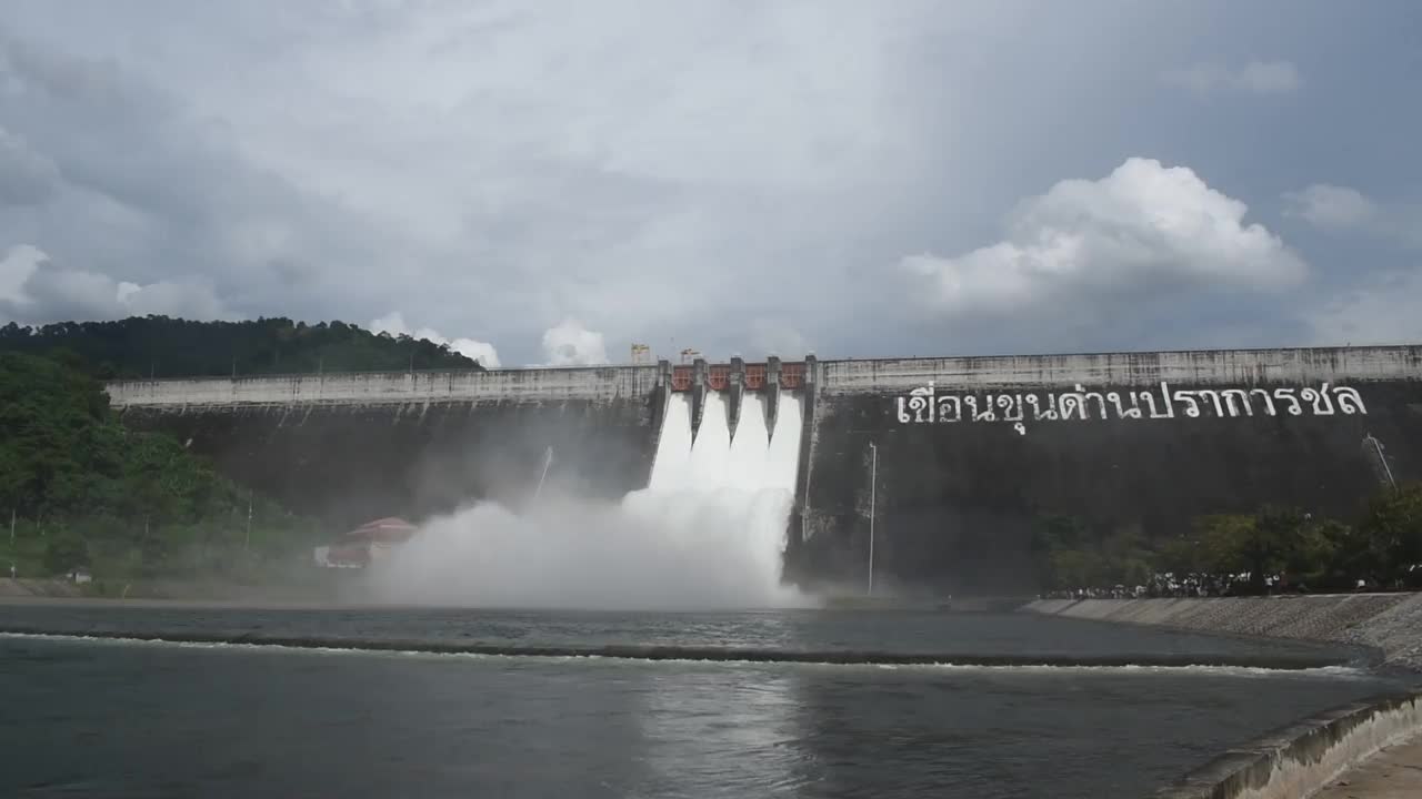 洪水从泰国Khun Dan Prakarn Chon巨大的混凝土大坝的闸门飞溅视频素材