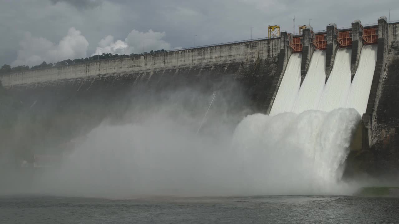 从溢洪道流过的水视频素材