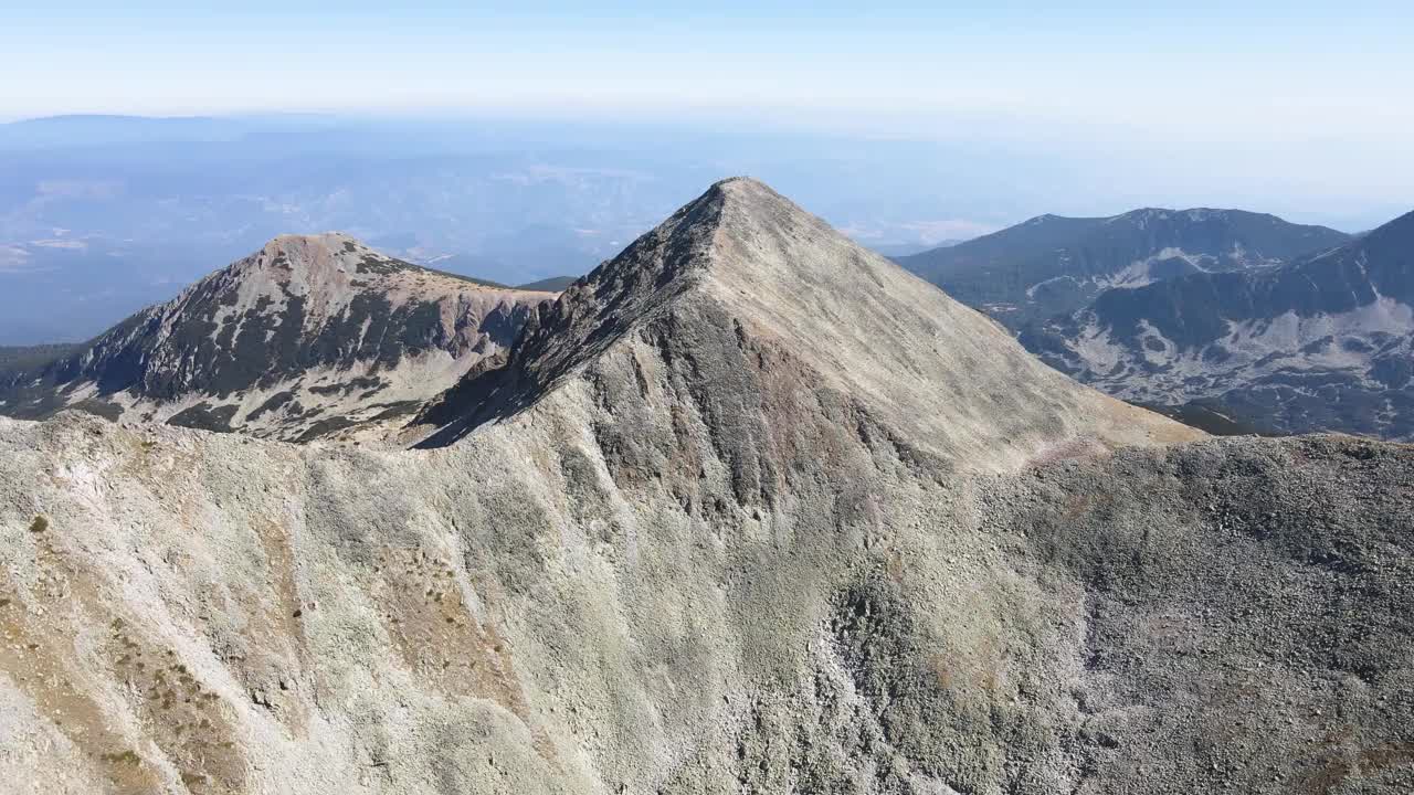 保加利亚皮林山波勒詹峰鸟瞰图视频素材