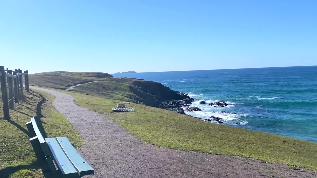 海岬公园长椅与海景视频素材