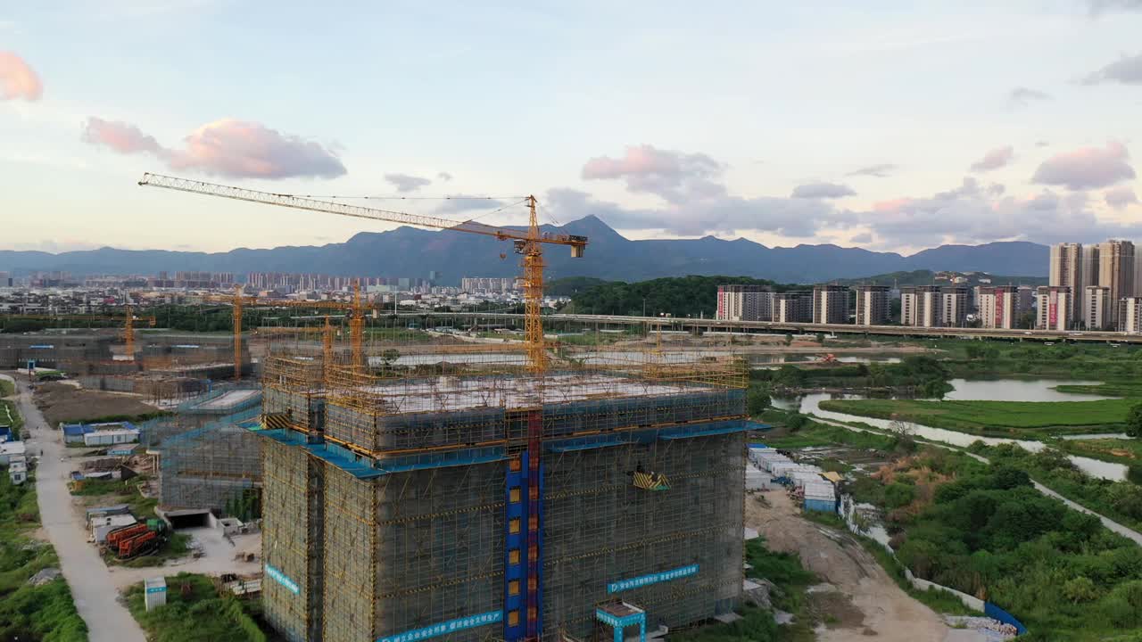 大型建筑工地正在用起重机建造房屋视频素材