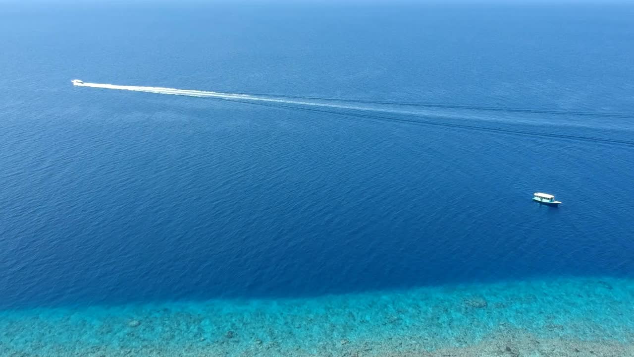 乘船穿越美丽的蓝绿色海水视频素材