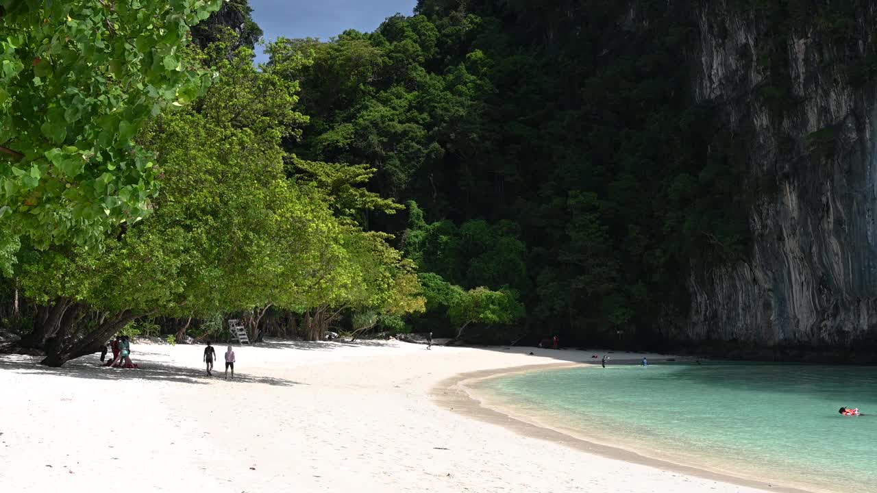 热带岛屿的海景蓝色的海水和白色的沙滩在Koh Hong岛，甲米泰国自然景观视频素材