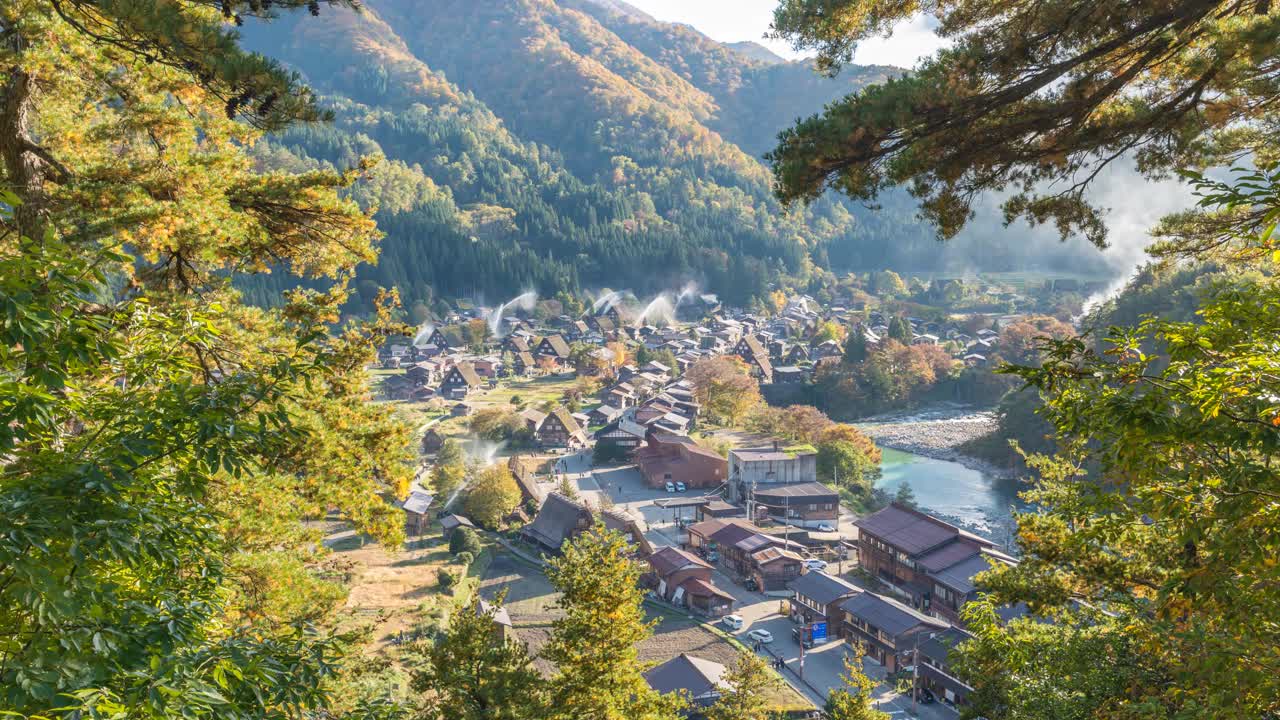 白川古村岐府日本时间流逝4K，历史日本传统Gassho房子在白川村秋叶时间流逝视频素材