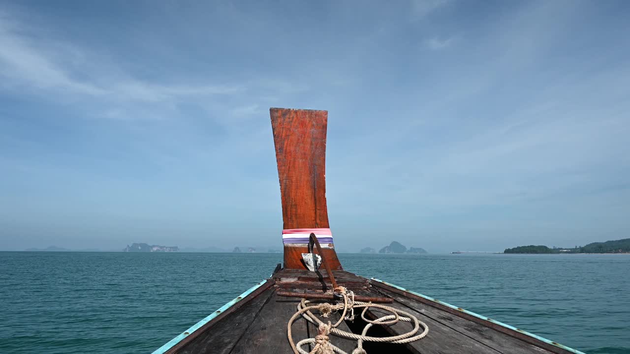 坐船穿越热带岛屿与海洋蔚蓝的海水，甲米泰国自然景观视频素材