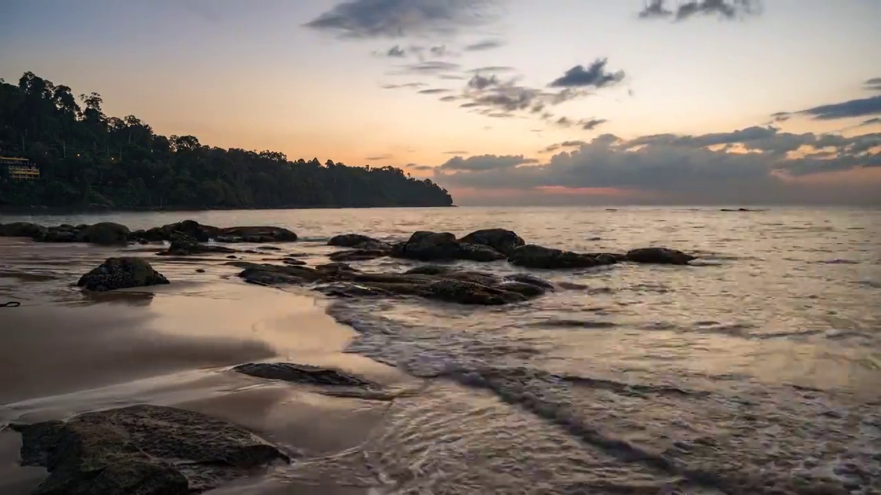 热带海滩日落时间推移岩石海岸和海浪在考拉，攀牙泰国自然景观时间推移视频素材