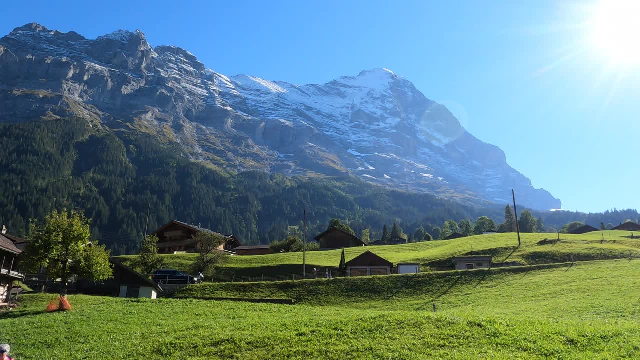 火车穿过高山草甸的风景视频素材