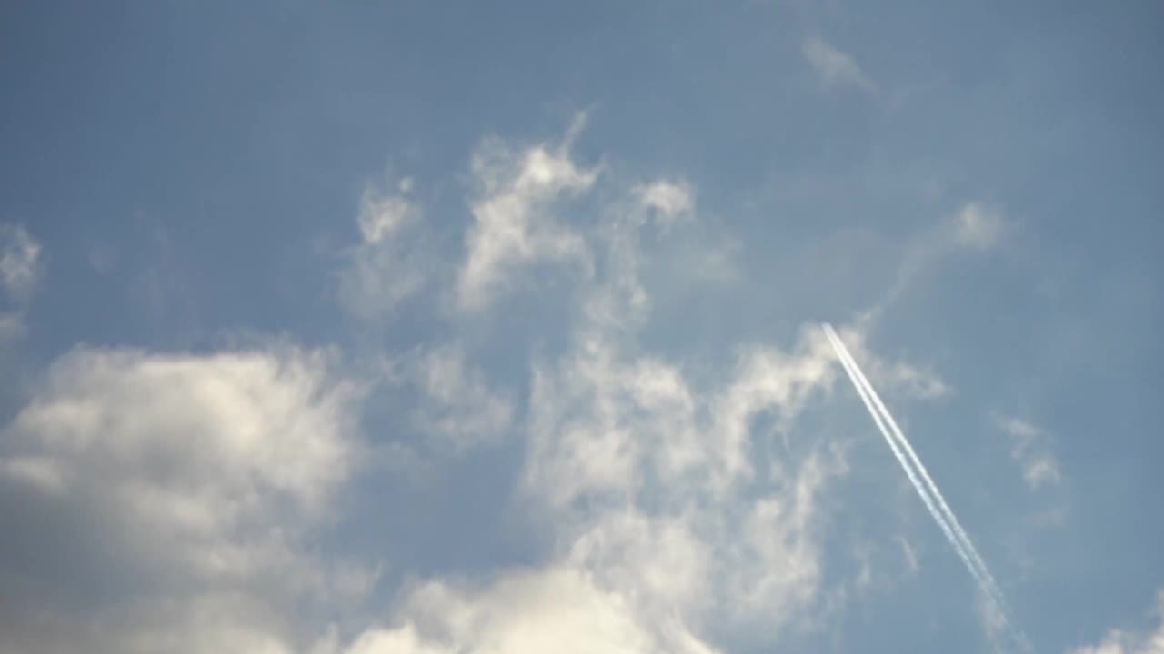 高空飞行的喷气式客机在清澈的蓝天上留下了尾迹。视频素材