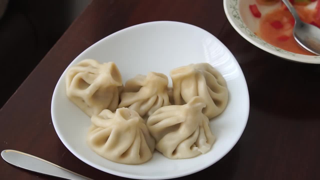 传统的格鲁吉亚饺子，khinkali，放在盘子里。蒸汽来了视频素材