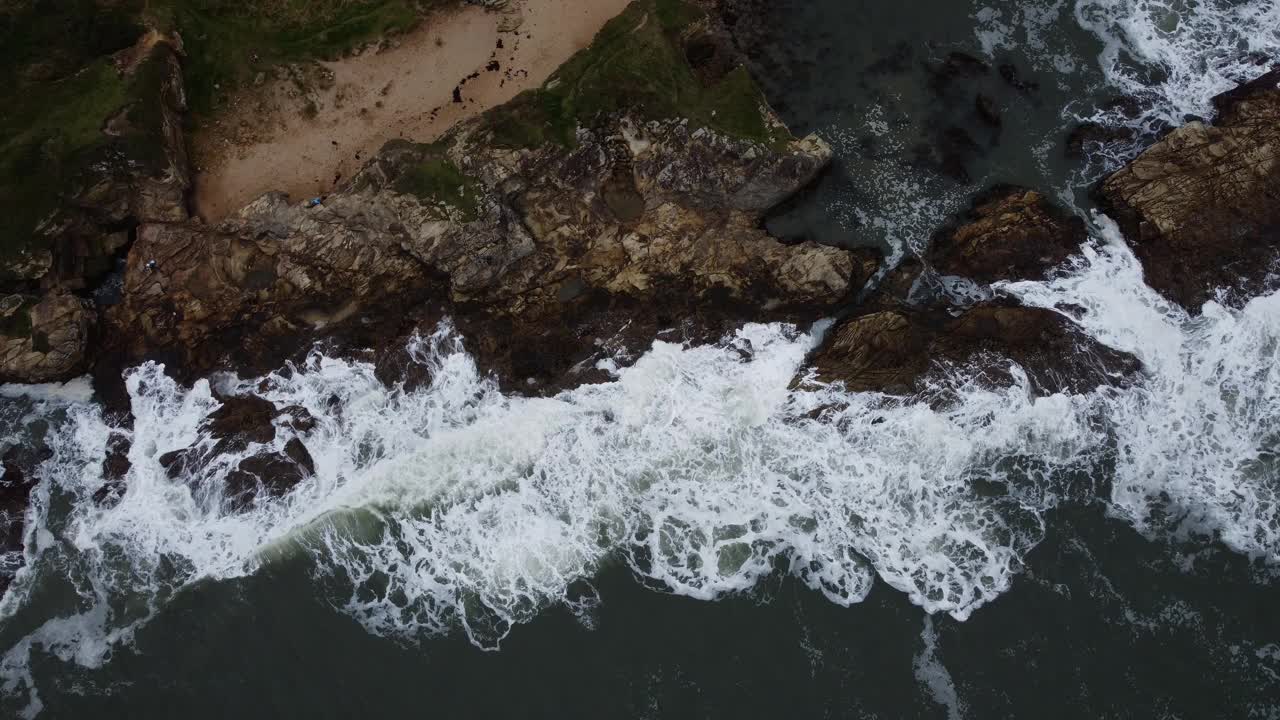 海浪冲击着诺森伯兰郡的海岸线视频素材