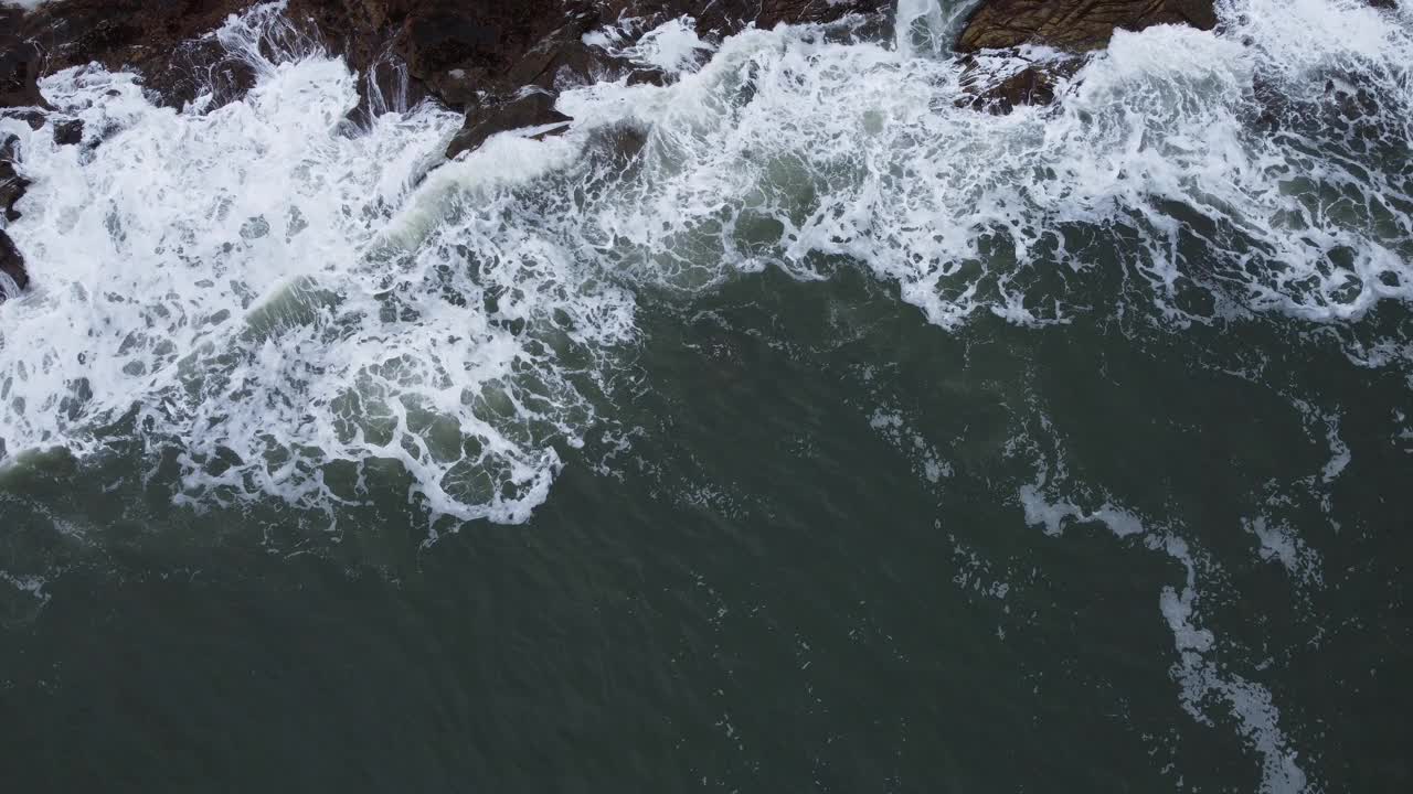 海浪撞击诺森伯兰郡海岸——空中上升镜头。视频素材