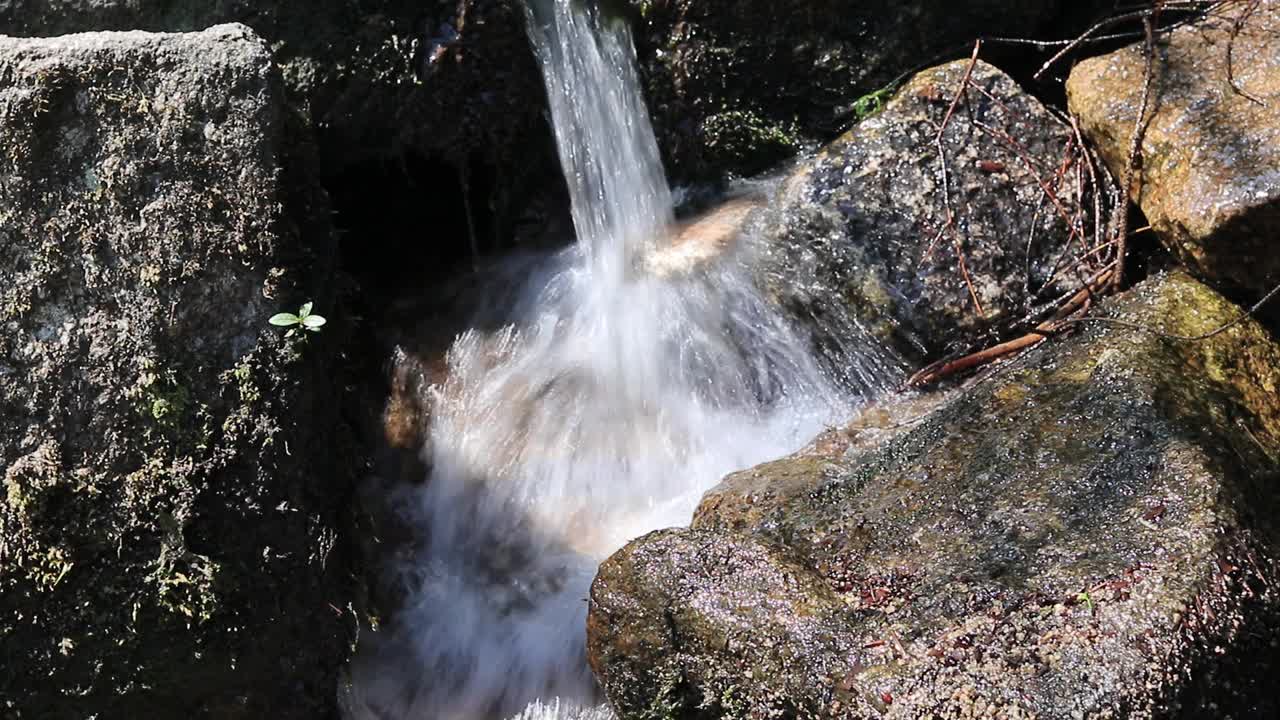 溪溪流水上石影视频素材