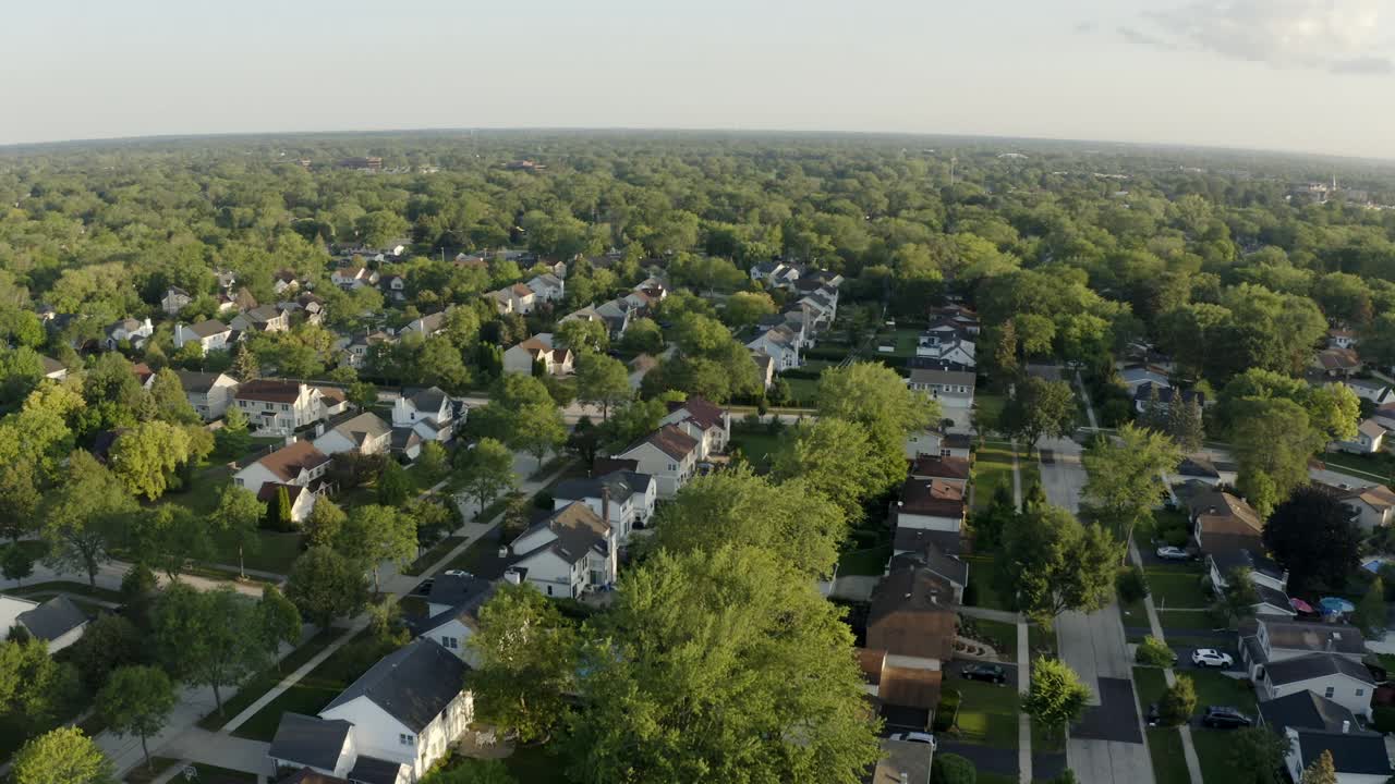 Abowe Aerial drone view of Real estate in american suburb at summer time。住宅的邻里视图。视频素材