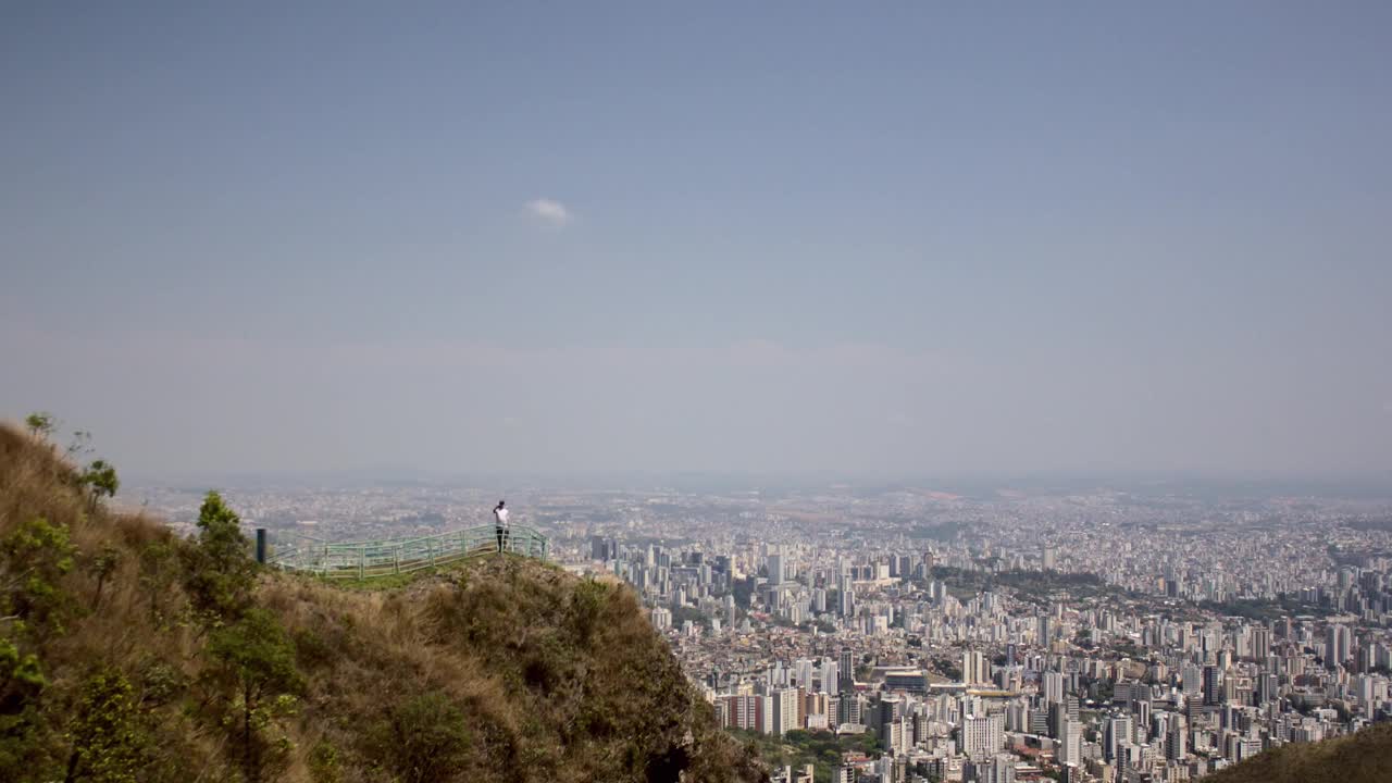 在巴西米纳斯吉拉斯州，从Sera do Curral山顶俯瞰贝洛奥里藏特市的时间流逝视频素材