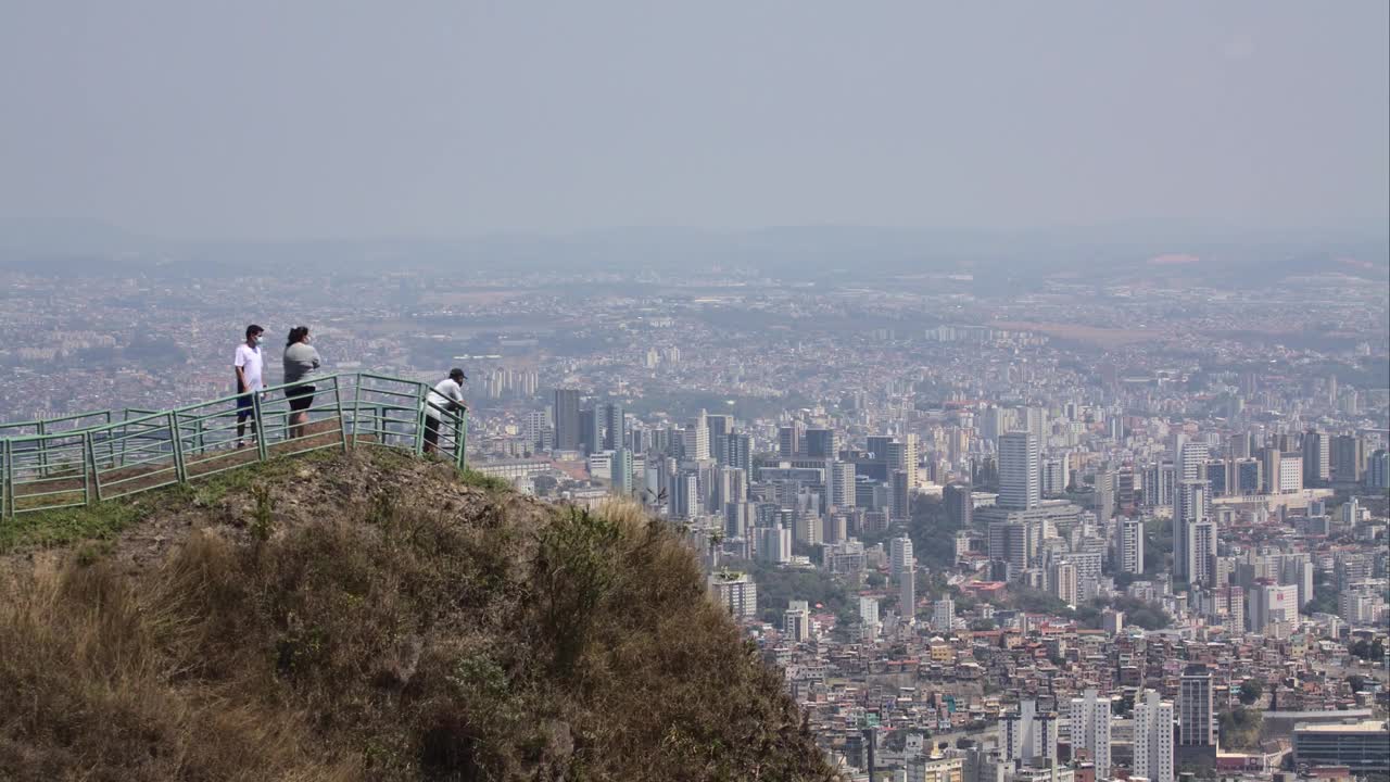 在巴西米纳斯吉拉斯州，从Sera do Curral山顶俯瞰贝洛奥里藏特市的时间流逝视频素材