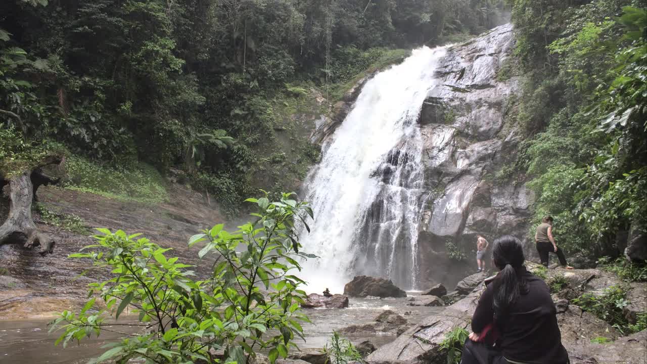 在São Paulo State海岸São Sebastião市，游客参观瀑布的时间视频素材