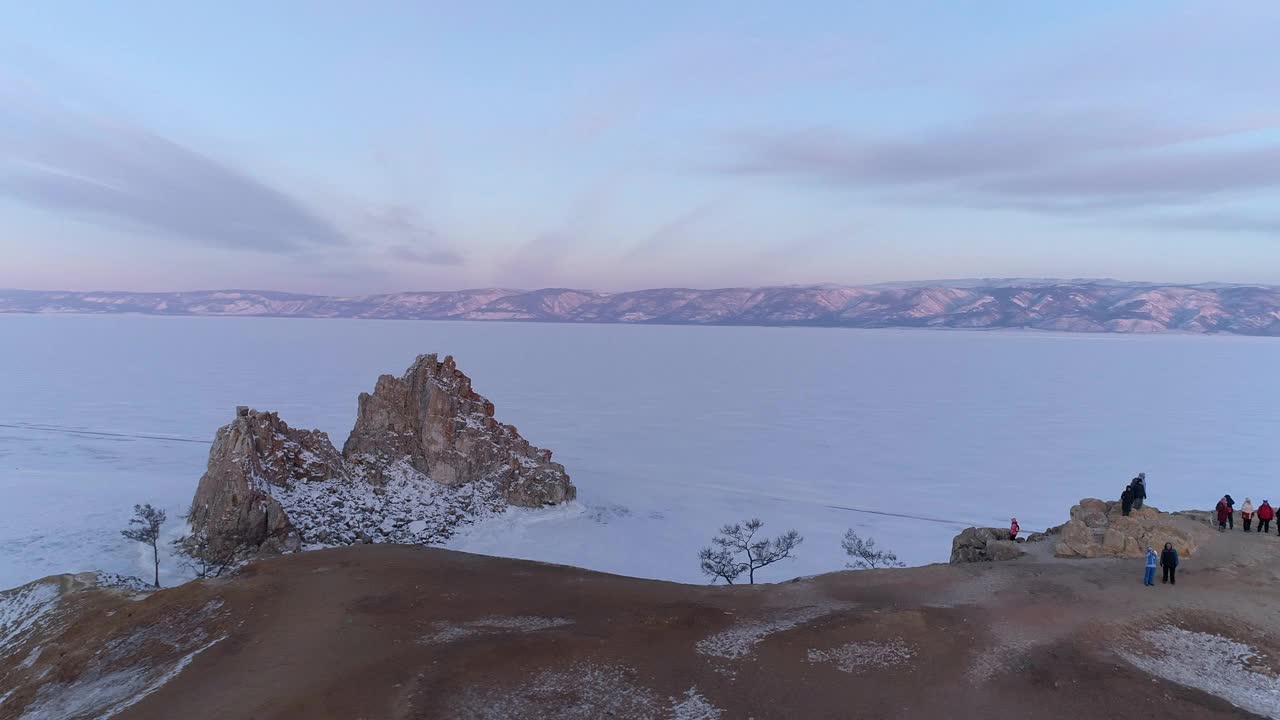 奥尔洪岛日落时的沙曼卡岩石和布尔汗角的航拍。冬天的风景。受欢迎的旅游目的地。自然地标。全景视频素材