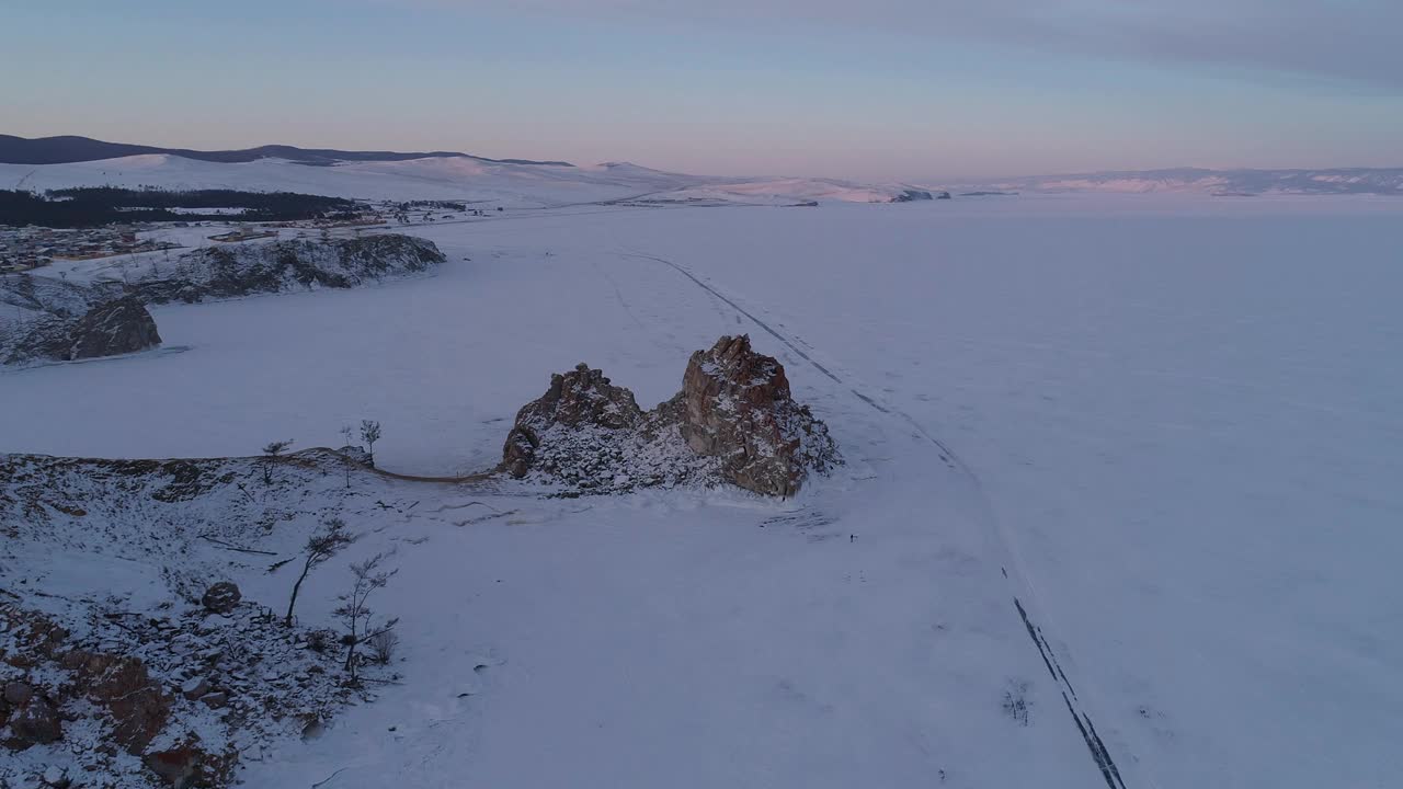 奥尔洪岛上的沙曼卡岩石在日落时的鸟瞰图。冬天的风景。受欢迎的旅游目的地。自然地标。全景视频素材