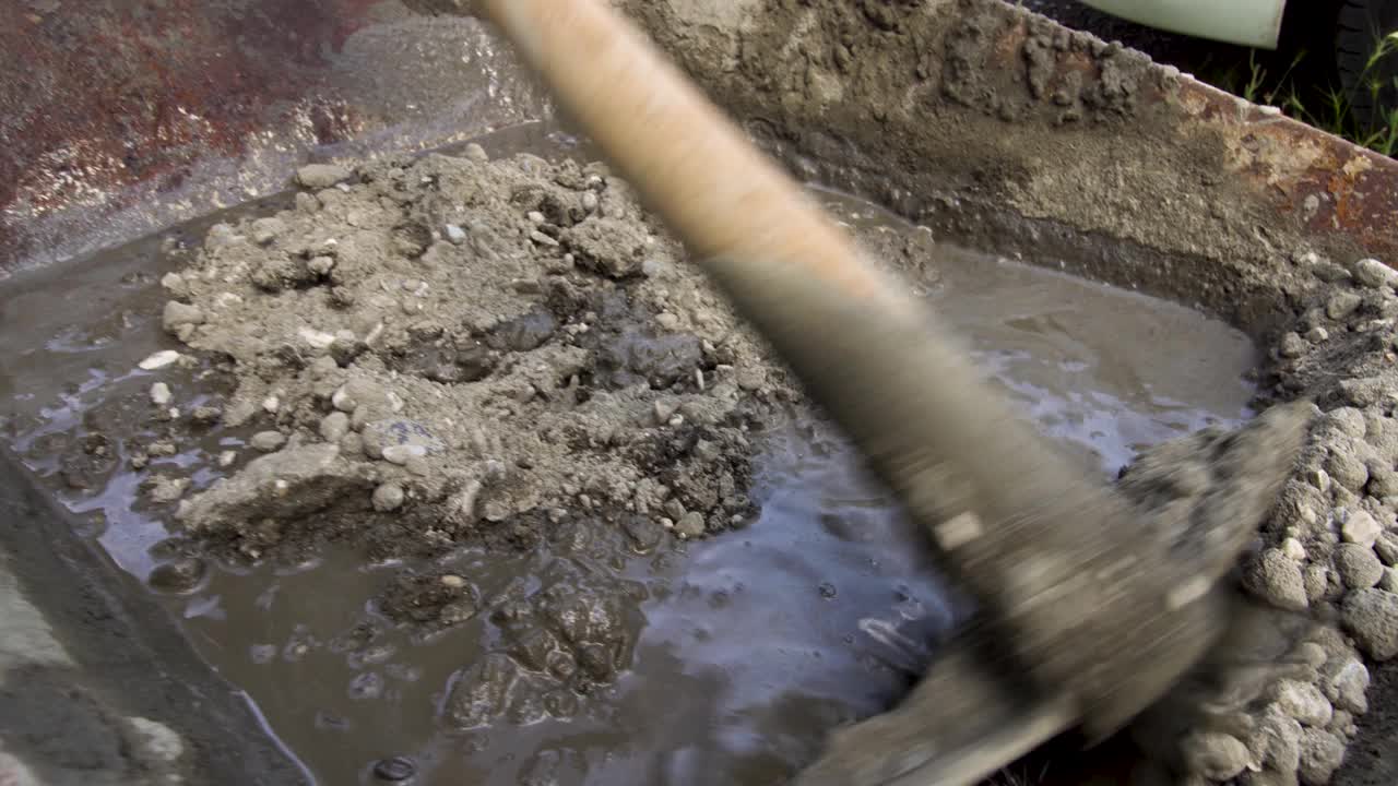 户外搅拌水泥、水和沙子与小石子制成混凝土视频素材